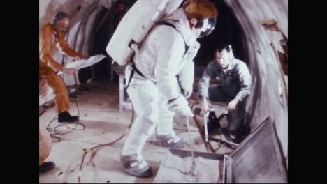 Astronauten-Neil-Armstrong-Buzz-Aldrin-Und-Fred-Haise-üben-Das-Sammeln-Von-Schmutzproben-Im-Training-1969