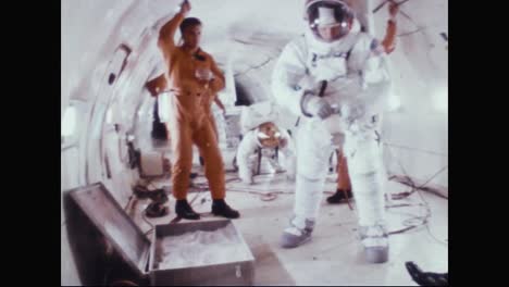 El-Astronauta-Neil-Armstrong-Practica-El-Cierre-De-Una-Bolsa-Con-Una-Muestra-De-Suciedad-En-Una-Simulación-De-Gravedad-Cero-Durante-El-Entrenamiento-De-1969