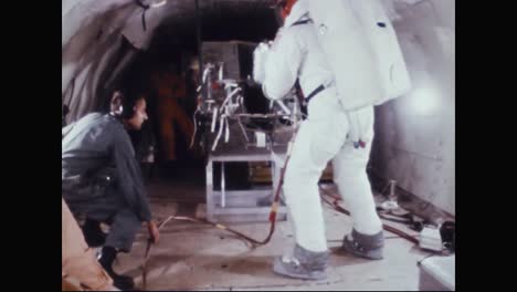 Astronaut-Neil-Armstrong-übt-Während-Des-Trainings-1969-Im-Raumanzug,-Eine-Aktentasche-Zu-öffnen