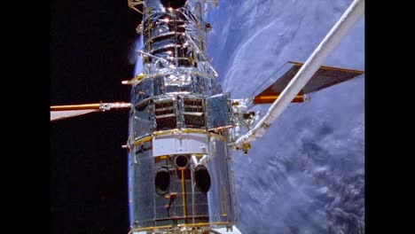 Das-Hubble-Weltraumteleskop-Umkreist-Die-Erde,-Astronauten-Arbeiten-Daran