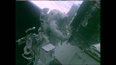 Astronauten-Führen-Eine-Evakuierung-Mit-Dem-Hubble-Weltraumteleskop-Durch,-Während-Es-Die-Erde-Umkreist