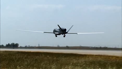 Ein-Usaf-Northrop-Grumman-Rq4-Global-Hawk-Landet-Auf-Einem-Luftwaffenstützpunkt