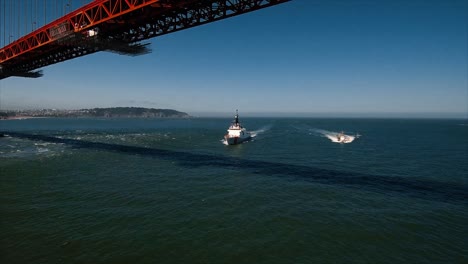 Un-Barco-De-La-Guardia-Costera-Navega-Bajo-El-Puente-Golden-Gate