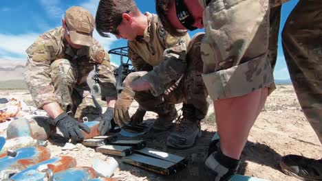 Wir-Armee-Eod-Techniker-Untersuchen-Unzählige-Arten-Von-Munition-In-Der-Wüste