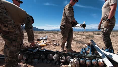 Wir-Armee-Eod-Techniker-Gehen-In-Einer-Wüste-über-Verbrauchte-Raketen