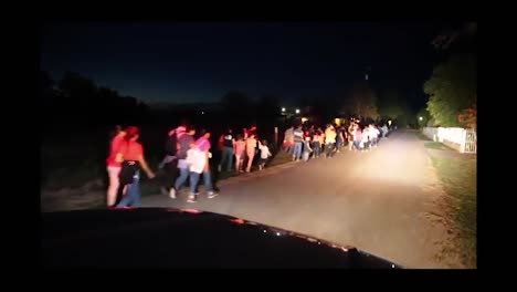 Un-Coche-De-La-Patrulla-Fronteriza-De-Estados-Unidos-Pasa-Junto-A-Los-Migrantes-Que-Caminan-En-Los-Ebanos-De-Noche