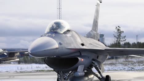Ein-F16-Pilot-Bereitet-Sich-Darauf-Vor,-Seine-Jet-Nato-Übung-Dreizack-Zu-Verlassen-2018