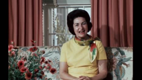 Claudia-Lady-Bird-Johnson-Habla-Sobre-Una-Carta-Del-Abuelo-De-Lyndon-B.-Johnson-Colgada-En-La-Casa-De-Su-Familia,-Junio-De-1968
