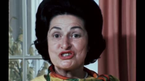Claudia-Lady-Bird-Johnson-Spricht-über-Dinge,-Die-Sie-Durch-Reisen-Gesammelt-Hat-Und-Die-Sich-In-Ihrem-Haus-Im-Juni-1968-Befinden