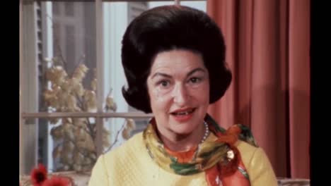 Claudia-Lady-Bird-Johnson-Spricht-über-Den-Dominotisch-Und-Ihr-Esszimmer-In-Ihrem-Und-Lyndon-B-Johnsons-Familienhaus-Juni-1968