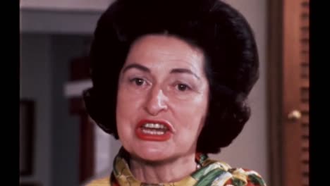 Claudia-Lady-Bird-Johnson-Habla-Sobre-Su-Comedor-En-La-Casa-De-La-Familia-Lyndon-B-Johnson,-Junio-De-1968