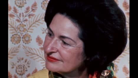 Claudia-Lady-Bird-Johnson-Wird-Von-Lyndon-B-Johnson-Begleitet-Und-Spricht-über-Ihr-Familienhaus-Im-Juni-1968