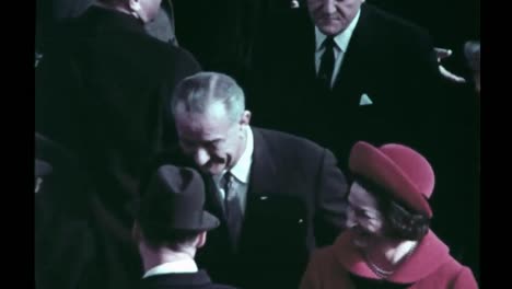 Lyndon-B-Johnson-Erhält-Stehende-Ovationen-Für-Seine-Antrittsrede-Die-Eröffnungsparade-Beginnt-1965