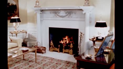 Claudia-Lady-Bird-Johnson-Erzählt-Geschichten-über-Das-Gelbe-Ovale-Zimmer-Im-Wohnbereich-Des-Weißen-Hauses-Der-1960er
