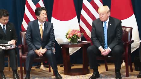 Präsident-Trump-Und-Der-Japanische-Premierminister-Shinzo-Abe-Loben-Sich-In-Einer-Pressekonferenz-2019