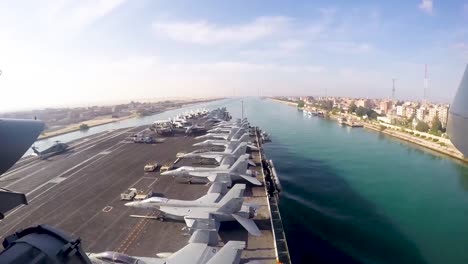 Zeitraffer-Des-Flugzeugträgers-Der-Nimitzklasse-Uss-Abraham-Lincoln-Im-Transit-Durch-Ägypten-Suezkanal