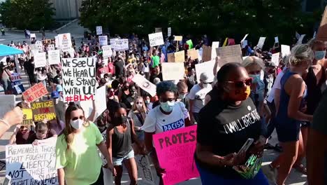 Black-Lives-Matter-Demonstranten-Marschieren-Während-Einer-Blm-Kundgebung-Durch-Die-Straßen-Von-Nashville,-Tennessee
