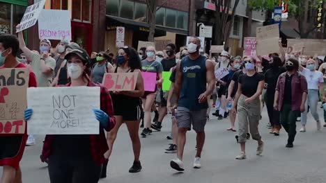 Black-Lives-Matter-Demonstranten-Marschieren-Während-Einer-Blm-Kundgebung-Durch-Die-Straßen-Von-Nashville,-Tennessee