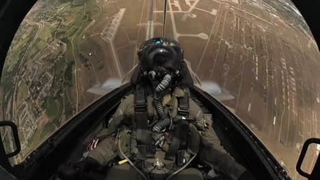 Piloto-Del-Equipo-De-Demostración-F35-Realizando-Una-Subida-Rápida-De-Tiro-Máximo-De-G-Hasta-La-Base-Aérea-Vertical-Sobre-La-Colina-En-Utah