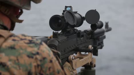 US-Marines-Feuern-Maschinengewehre-Ab,-Um-An-Bord-Der-Uss-Germantown-Ostchinesisches-Meer-Die-Fähigkeiten-Mit-Schweren-Waffen-Aufrechtzuerhalten