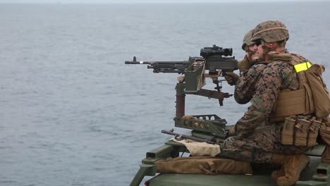US-Marines-Feuern-Maschinengewehre-Ab,-Um-An-Bord-Der-Uss-Germantown-Ostchinesisches-Meer-Die-Fähigkeiten-Mit-Schweren-Waffen-Aufrechtzuerhalten