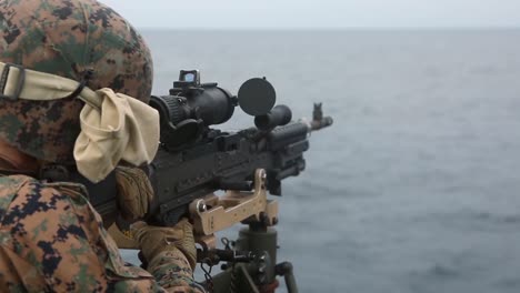 Los-Marines-Estadounidenses-Disparan-Ametralladoras-Para-Mantener-La-Competencia-En-Armas-Pesadas-Mientras-Están-A-Bordo-Del-Uss-Germantown-East-China-Sea-2