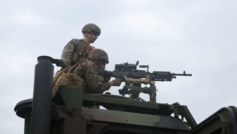 Los-Marines-Estadounidenses-Disparan-Ametralladoras-Para-Mantener-La-Competencia-En-Armas-Pesadas-A-Bordo-Del-Uss-Germantown-East-China-Sea-3