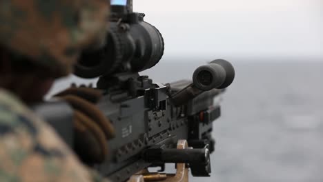 US-Marines-Feuern-Maschinengewehre-Ab,-Um-An-Bord-Der-Uss-Germantown-East-China-Sea-5-.-Die-Fähigkeiten-Mit-Schweren-Waffen-Aufrechtzuerhalten