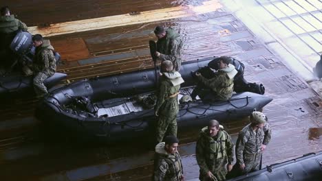 US-Marines-Bereiten-Sich-Auf-Start--Und-Bergungsübungen-Mit-Gummi-Raiding-Booten-Von-Einem-Schiff-Im-Philippinischen-Meer-Vor