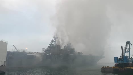 Ein-Hubschrauber-Bekämpft-Ein-Feuer-An-Bord-Des-Amphibischen-Angriffsschiffs-Uss-Bonhomme-Richard-Dockside-Am-Marinestützpunkt-San-Diego-Ca