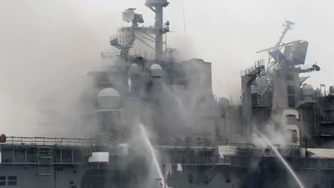 Bekämpfung-Eines-Feuers-An-Bord-Des-Amphibischen-Angriffsschiffs-Uss-Bonhomme-Richard-Dockside-Am-Marinestützpunkt-San-Diego-Ca