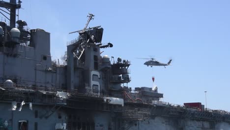 Ein-Hubschrauber-Lässt-Wasser-Fallen,-Während-Er-Ein-Feuer-Auf-Dem-Amphibischen-Angriffsschiff-Uss-Bonhomme-Richard-San-Diego-Ca-Bekämpft