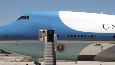 El-Presidente-Estadounidense,-Donald-Trump,-Llega-A-La-Estación-Aérea-De-Marine-Corp-Yuma-En-Airforce-One-Para-Inspeccionar-El-Muro-Fronterizo-De-Arizona