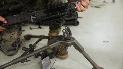 Us-Marines-With-Combat-Logistics-Battalion-4-Take-A-Machine-Gun-Class-Taught-By-Fellow-Marines-At-Camp-Kinser-Japón