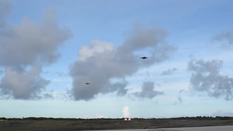 Fallschirmjäger-Der-US-Army-Airborne-Brigade-Springen-Aus-Flugzeugen-Und-Demonstrieren-Eine-Gemeinsame-Gewaltsame-Einreiseoperation-Guam
