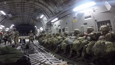 Los-Paracaidistas-De-La-Brigada-Aerotransportada-Del-Ejército-Estadounidense-Saltan-Desde-Aviones-Demostrando-Una-Operación-Conjunta-De-Entrada-Forzada-Guam-1
