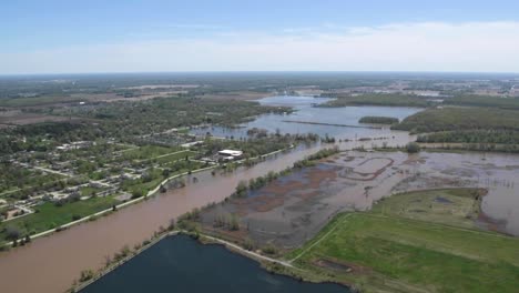 Überschwemmungen-Entlang-Des-Tittabawassee-Flusses-Durch-Den-Bruch-Der-Edenville--Und-Sanford-Staudamme-In-Midland-Michigan