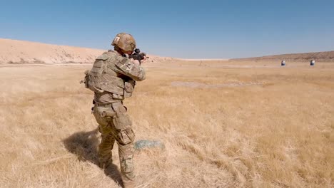 US-Soldaten-2.-Infanteriedivision-Und-Militärische-Arbeitshunde-Führen-Eine-Team-Livefire-Übung-Auf-Dem-Luftwaffenstützpunkt-Al-Asad-Irak-3-Durch