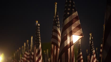 Zeitlupe-Von-Flaggen-Und-Besuchern-Eines-Feldes-Von-Helden-Am-Memorial-Day-Zu-Ehren-Der-Kriegstoten-Amerikas
