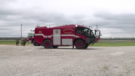 788th-Civil-Engineer-Squadron-Feuerwehrleute-Trainieren,-Um-Flammen-Mit-Einem-Feuerwehrauto-Zu-Löschen-Wrightpatterson-Air-Force-Base-Ohio