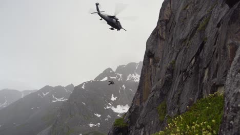 Dramatic-Hh60G-Pave-Hawk-Helicopter-Rescue-Of-Injured-Hiker-By-212th-Rescue-Squadron-Pilots-And-Crew-Alaska-1