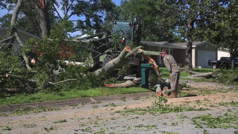 US-Marines-Und-Auftragnehmer-Beseitigen-Trümmer-Während-Der-Bergungsarbeiten-Vom-Hurrikan-Isaias-Camp-Lejeune-North-Carolina-1