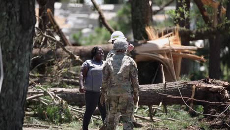US-Marines-Beseitigen-Trümmer-Und-Retten-Einen-Hund-Während-Der-Bergungsarbeiten-Aus-Dem-Hurrikan-Isaias-Camp-Lejeune-North-Carolina
