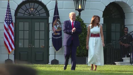 US-Präsident-Donald-Trump-Und-First-Lady-Melanie-Trump-Begrüßen-Die-Feierlichkeiten-Am-4.-Juli-Im-Weißen-Haus-2