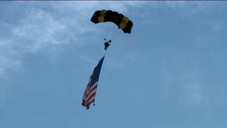 El-Equipo-De-Demostración-De-Paracaídas-De-Los-Caballeros-Dorados-Del-Ejército-Estadounidense-Paracaidismo-Celebración-Del-4-De-Julio-En-Washington-Dc-1