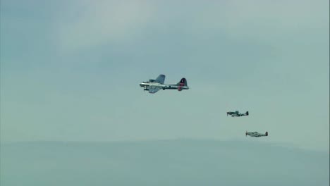 Zweiter-Weltkrieg-Ära-B17-Flying-Fortress-P51-Mustangs-Und-B29-Super-Fortress-Flyover-4.-Juli-Gruß-An-Amerika