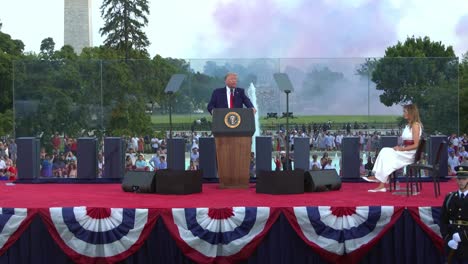 Presidente-De-Los-Estados-Unidos-Donald-Trump-Gracias-Militares-Y-Caballeros-Dorados-4-De-Julio-Saludo-Al-Día-De-La-Independencia-De-América