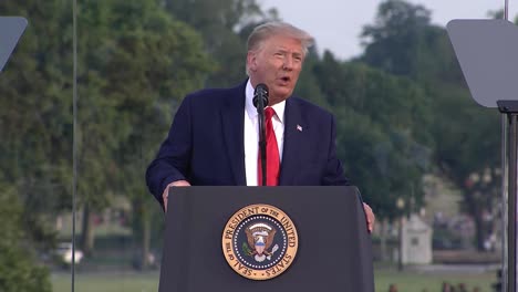 US-Präsident-Donald-Trump-Spricht-Während-Der-Feierlichkeiten-Zum-Unabhängigkeitstag-Von-Amerika-Am-4.-Juli-In-DC-2