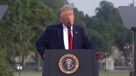 US-Präsident-Donald-Trump-Spricht-Während-Der-Feierlichkeiten-Zum-Unabhängigkeitstag-Von-Amerika-Am-4.-Juli-In-DC-5