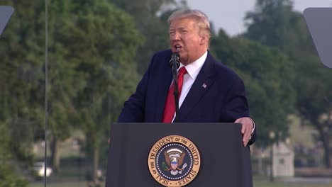US-Präsident-Donald-Trump-Spricht-Während-Der-Feierlichkeiten-Zum-Unabhängigkeitstag-Von-Amerika-Am-4.-Juli-In-DC-6